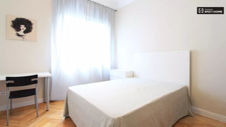 Double bed in Room in a shared 5-bedroom apartment for rent in Castellana, professionals only, students welcome - Photo 4