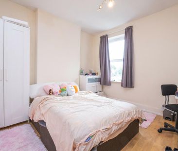 6 bedroom detached house to rent - Photo 4