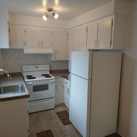 3 1/2 TOUT RÉNOVÉ, CHAUFFAGE ET EAU CHAUDE INCLUS, DISPONIBLE JUILLET - Photo 3