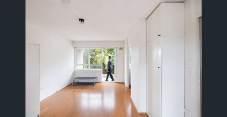 Village studio with treetop outlooks - Photo 4