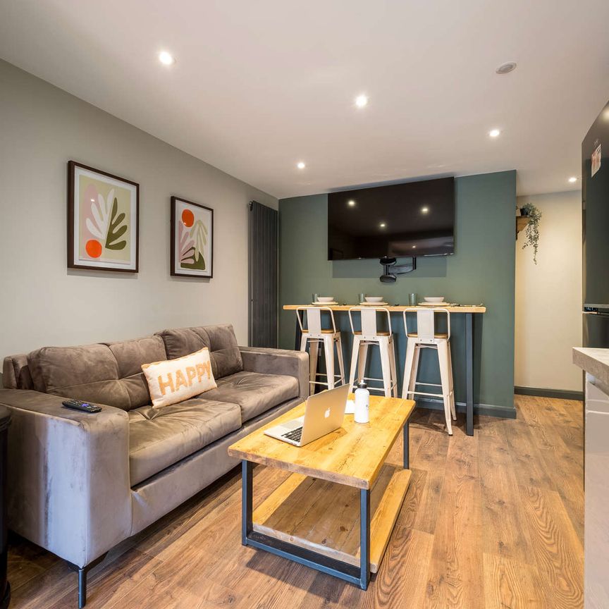 OX Living is proud to present this high-quality 6-bedroom co-living property, perfect for working professionals looking for stylish, stress-free living. Room 5 - Photo 1