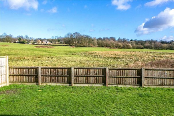 High specification gated home with wonderful views, excellent security and easy access to central Manchester - Photo 1