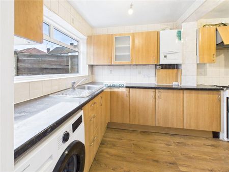 4 bedroom semi-detached house to rent - Photo 3