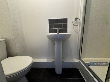 4 bedroom flat to rent - Photo 2