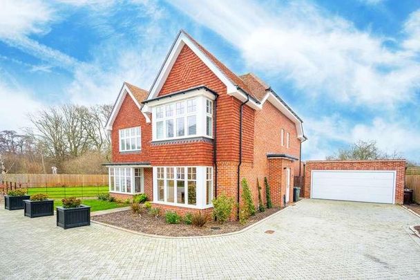 Blue Bell Rise, Worplesdon, GU3 - Photo 1