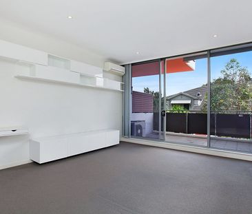 Superbly located apartment in waterside precinct - Photo 1