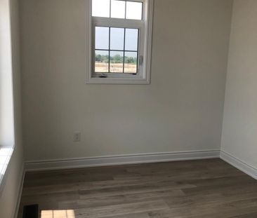 For Lease - 61 Central Square Boulevard, Wasaga Beach, Ontario - Photo 2