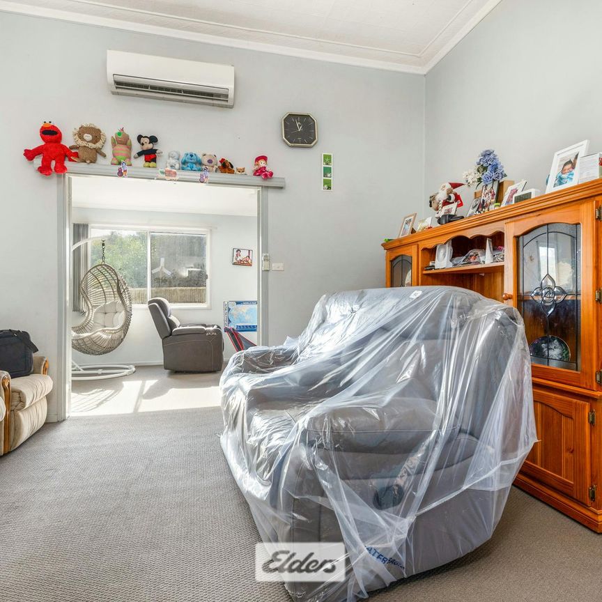 Character Home close to shops - Photo 1