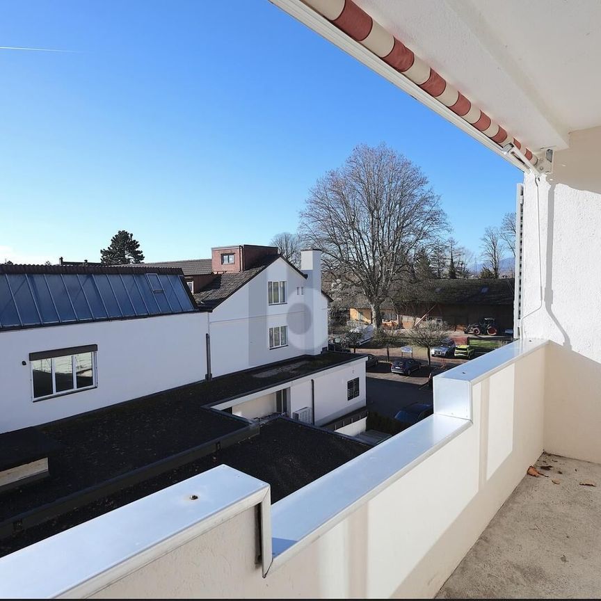 COMPLETELY RENOVATED WITH SUNNY BALCONY - Foto 1