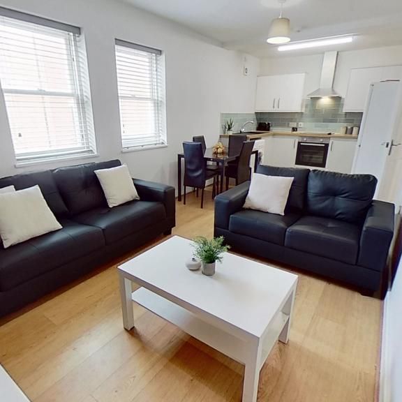 3 bedroom flat to rent - Photo 1