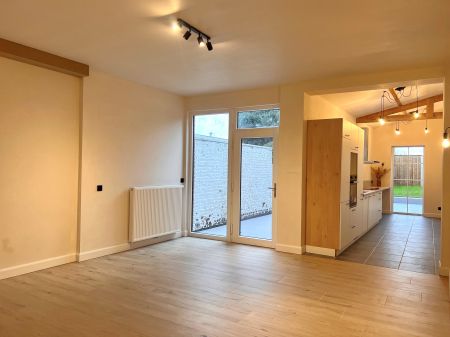 Volledig gerenoveerde woning met 3 slaapkamers en grote tuin. - Photo 2
