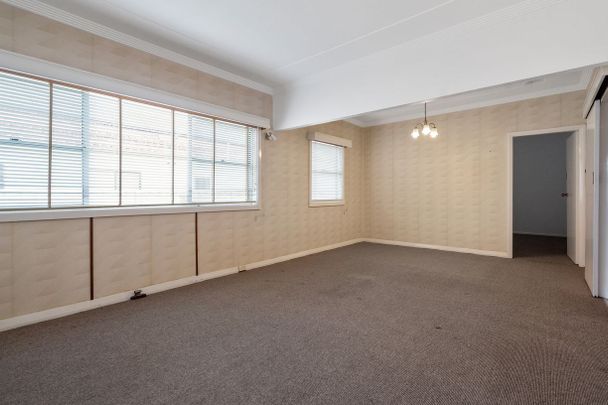 NEAT & TIDY, THREE BEDROOM HOUSE, IN CENTRAL LOCATION - WATER USAGE INCLUDED - Photo 1