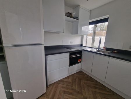 Flat , Kingsmead Drive, Leeds - Photo 5