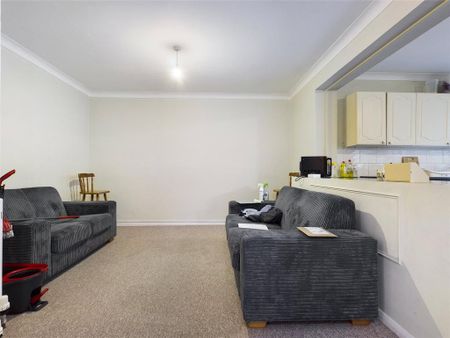 4 bedroom semi-detached house to rent - Photo 2