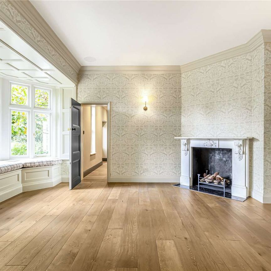 This magnificent Edwardian house sits within 0.9 of an acre of beautiful landscaped gardens with a 16th Century Grade II* listed Conduit House in the garden. - Photo 1