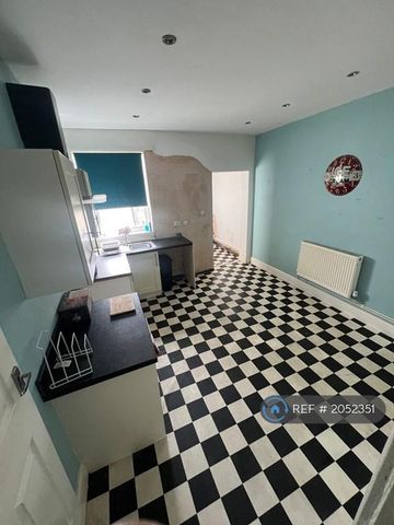 2 bedroom terraced house to rent - Photo 2