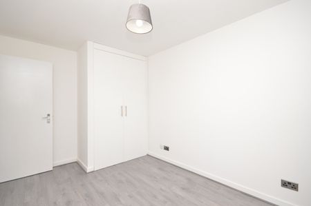 2 Bed Flat, Springfield Court, IG1 - Photo 3