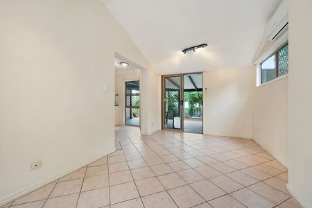 Neat & Tidy Family Home Located In Quiet Cul-De-Sac! - Photo 3