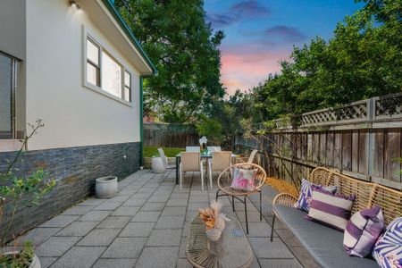 Villa-Like, Spacious and Private Sun-Kissed Garden Apartment in a Resort Style Complex, Central Location - Photo 3