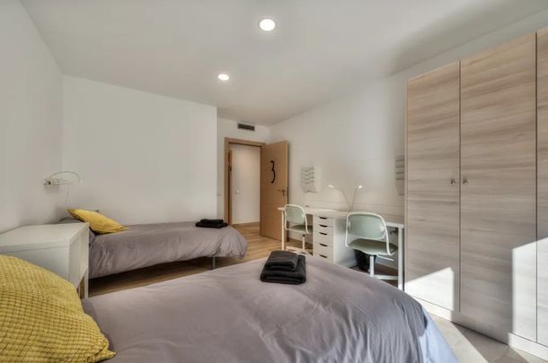 Travessera de Gràcia, Barcelona, Catalonia 08021 - Photo 1