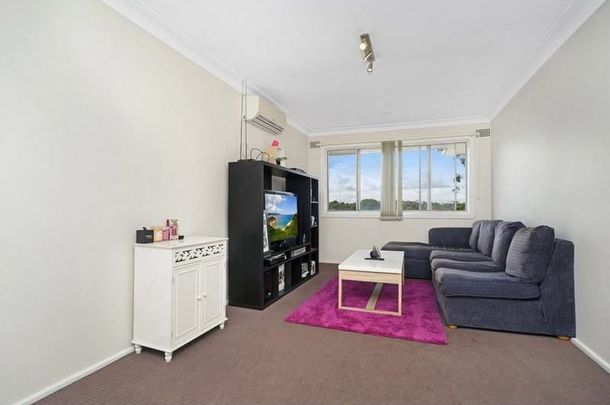Contemporary finishes and air-conditioned lounge room. Pets considered! - Photo 1