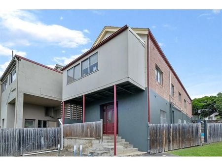 Beautifully Renovated Two Bedroom Apartment - Photo 5