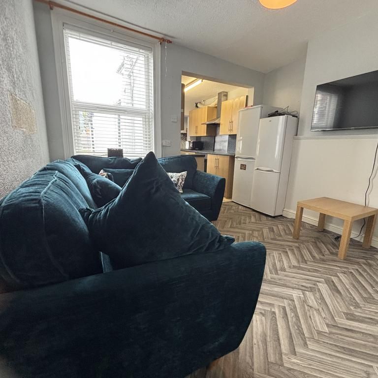 4 bedroom terraced house to rent - Photo 1