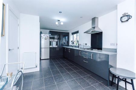 4 bedroom detached house to rent - Photo 4