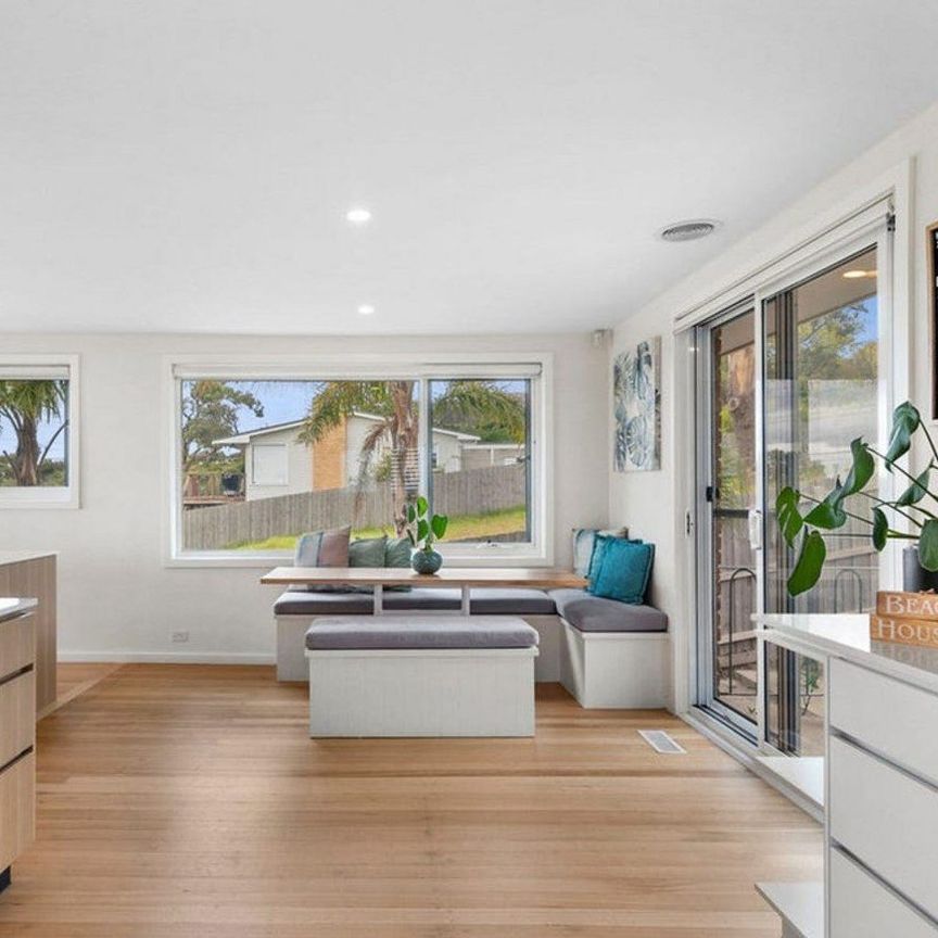 Great family home with superb coastal views! - Photo 1