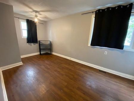 38 Calderwood Drive - Upper - 4 bed, 1 bath - STUDENTS - Photo 2