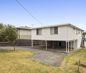 Elevated Living - Bay Views & Flexible Spaces - Photo 4