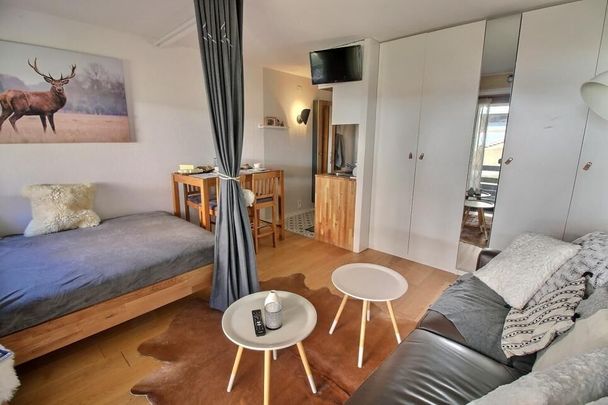 Studio for rent by the week on the village square - Photo 1