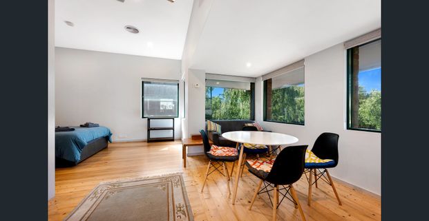 "Generous Studio Apartment in Boutique Block with WIFI Included" - Fully Furnished - Photo 1