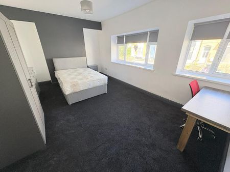 6 bedroom terraced house to rent - Photo 4