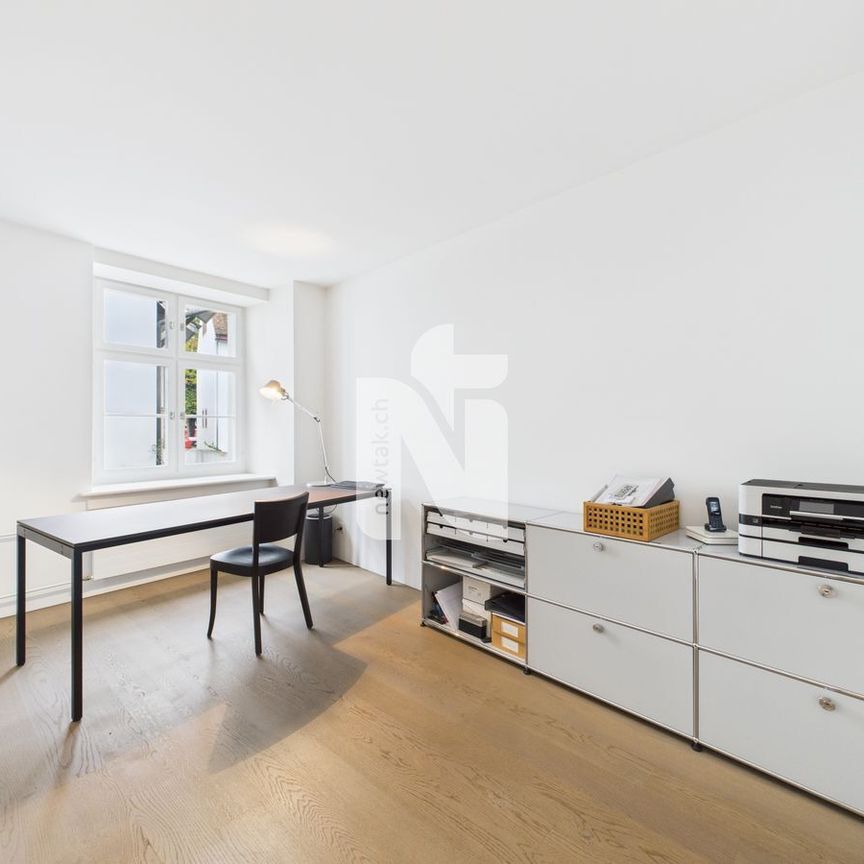 Lichtdurchflutete, möblierte 3.5-Zimmer-Wohnung mit grossem Balkon in zentraler Lage beim Spalentor - Foto 1