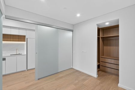 Sleek & Sophisticated Studio Apartment - Photo 4