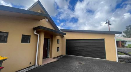 Spacious 3-Bedroom Home with Double Garage in Henderson - Photo 2