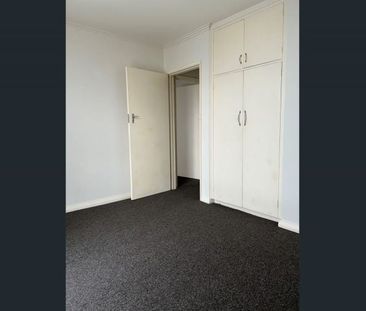 Spacious 2-Bedroom Apartment in Prime Location - Photo 2