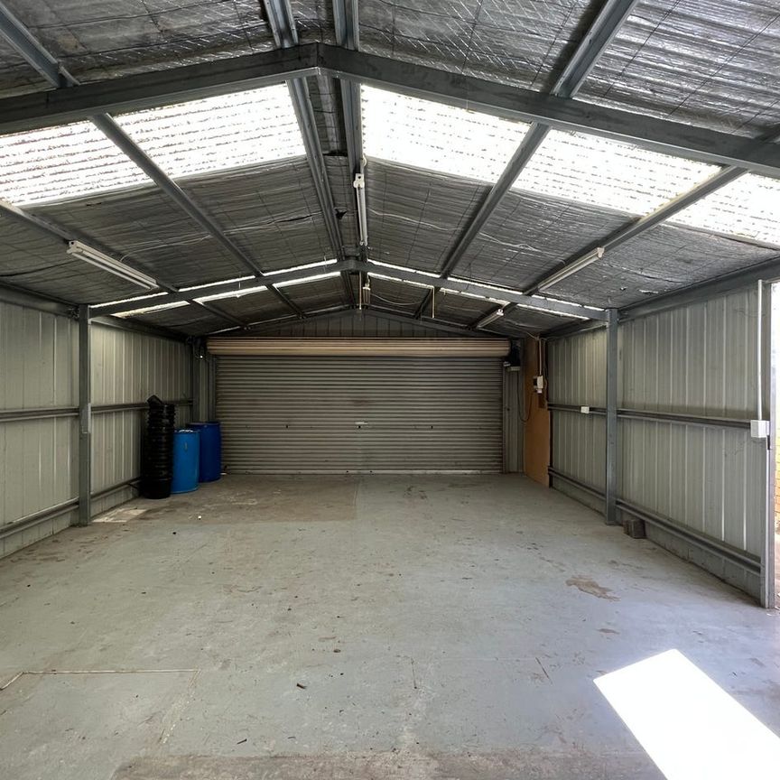 BEAUTIFUL, LARGE FAMILY HOME! - Photo 1