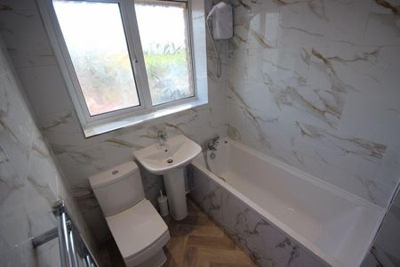 3 bedroom semi-detached house to rent - Photo 3