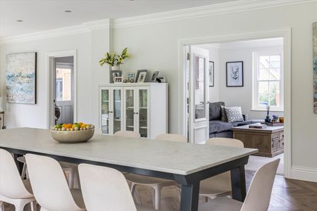 An outstanding family home offering beautifully designed accommodation arranged across three floors located on one of Ascot's most sought after roads. - Photo 5