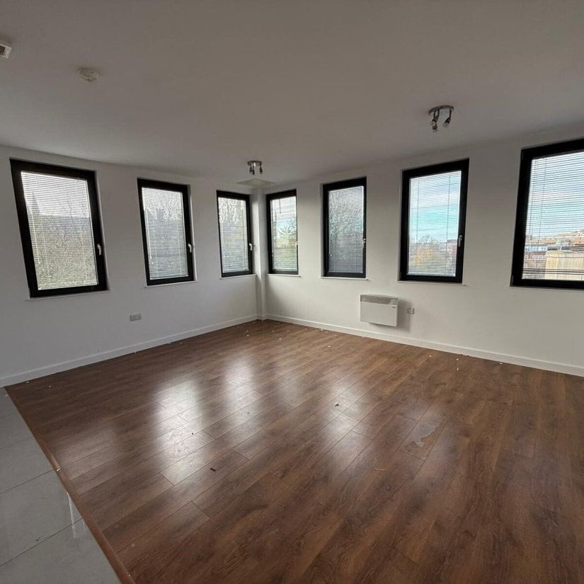 PETERBOROUGH - Photo 1