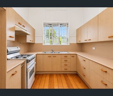 Spacious 3-Bedroom Home in the Heart of Woolloongabba - Photo 2