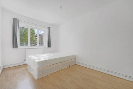 3 bedroom flat in Queensbridge Road - Photo 3