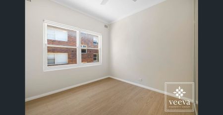 Bright & Spacious 3-Bedroom Apartment with Beach Views - Photo 2