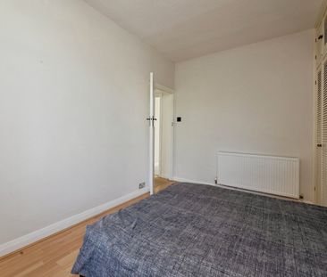 2 Bed Flat, Ilford, IG1 - Photo 4