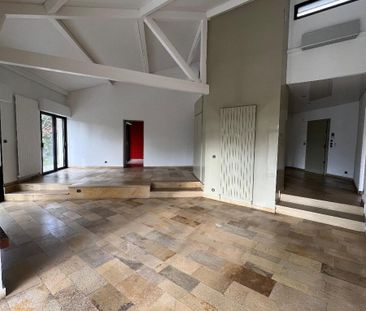 Location Maison 7 pièces 203m² DECINES CHARPIEU 69150 - Photo 1