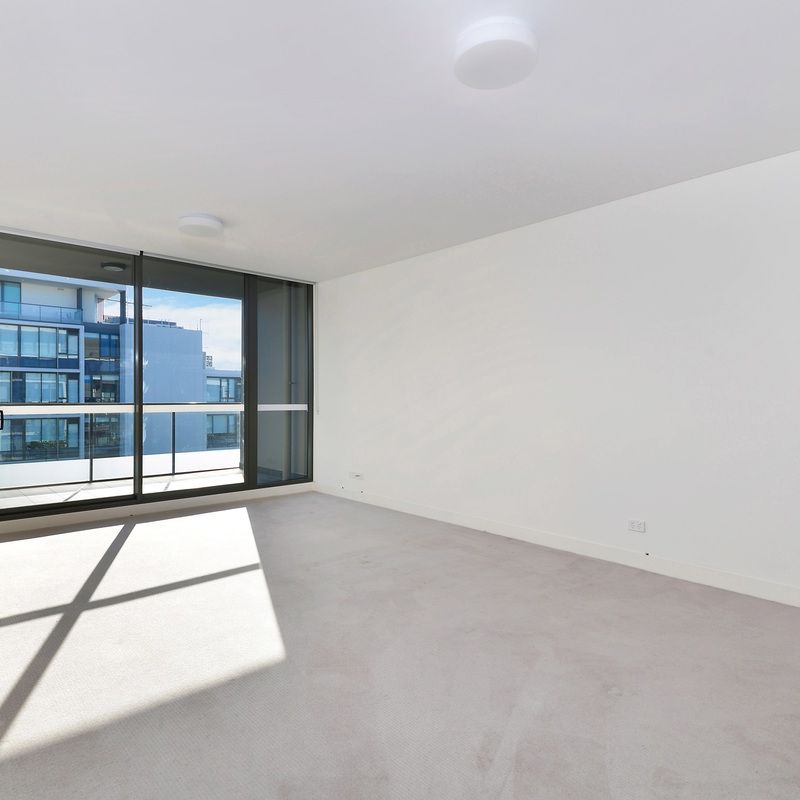 Large Living Room I +Caged Storage I 2-Min Walk to Woollies - Photo 1