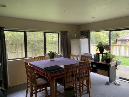 Near New - Photo 5