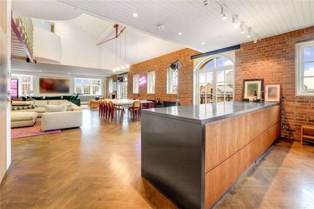 A unique and special three bedroom flat in Old Library Apartments. - Photo 2